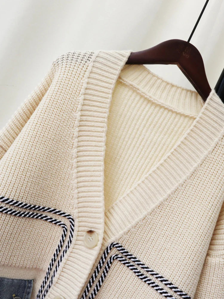 [EWQ] V-neck Long Sleeve Loose Splice Denim Knitted Cardigan Women Autumn 2023 Design Contrast Color Sweater Coat Female 16Y3783