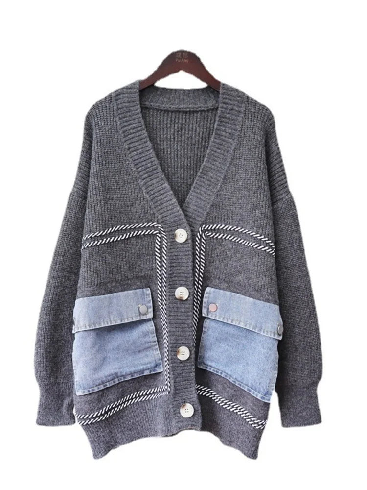 [EWQ] V-neck Long Sleeve Loose Splice Denim Knitted Cardigan Women Autumn 2023 Design Contrast Color Sweater Coat Female 16Y3783